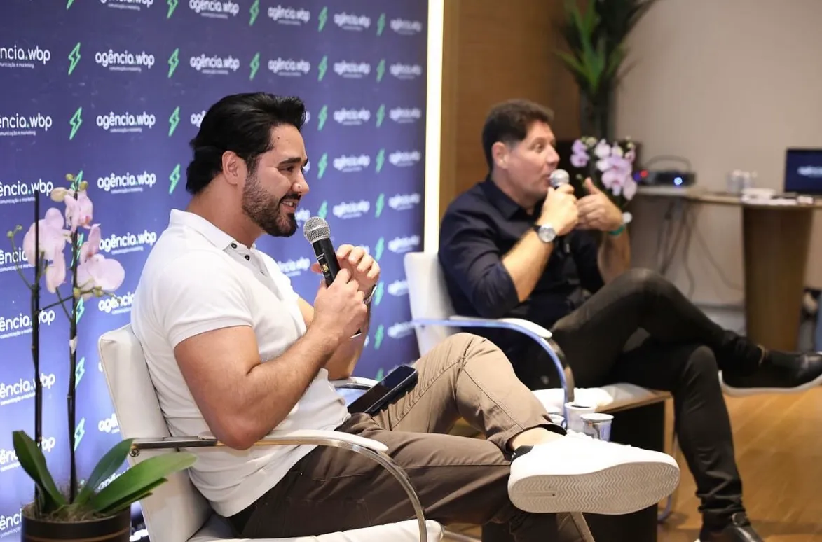 Conversa no palco durante a imersão, com microfones
